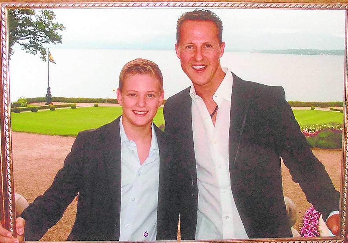 Mick Schumacher (izda) publicó esta foto con su padre