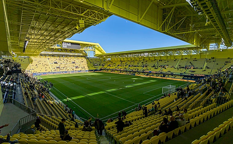 Imagen principal - El estadio del Villarreal ha cambiado su fisonomía interior, aunque en los exteriores aún quedan pendientes los últimos retoques