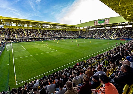 Imagen secundaria 1 - El estadio del Villarreal ha cambiado su fisonomía interior, aunque en los exteriores aún quedan pendientes los últimos retoques