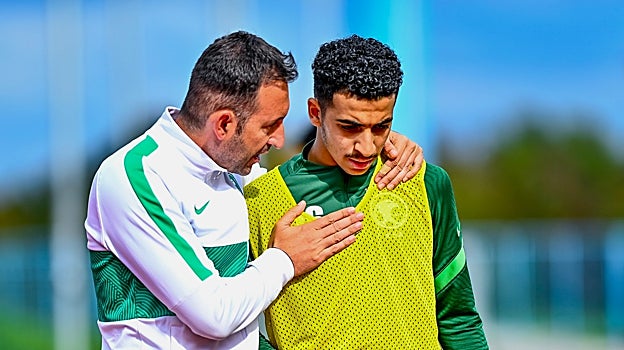 Piernas da instrucciones a un jugador