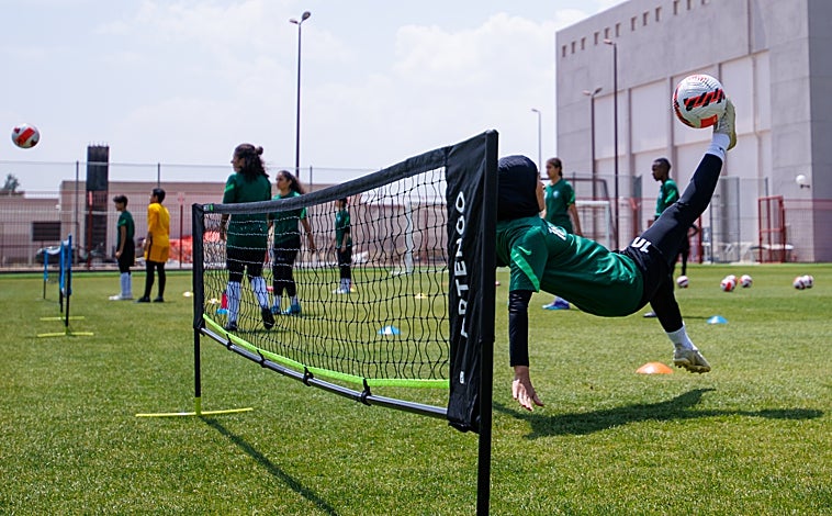 Imagen principal - En la imagen superior, entrenamiento de las categorías inferiores de la selección de Arabia Saudí. Sobre estas líneas,  la alemana Monika Staab, seleccionadora del combinado saudí y la escuela de la Fundación Real Madrid, en Riyadh School