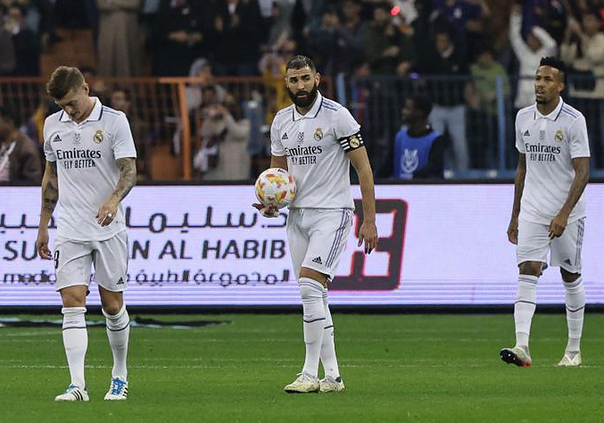 Rudiger pelea con Lewandowski durante la final de la Supercopa