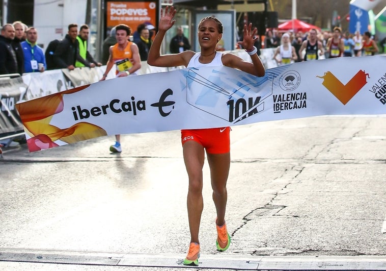 Yehualaw roza su propio récord del mundo en la 10K Valencia