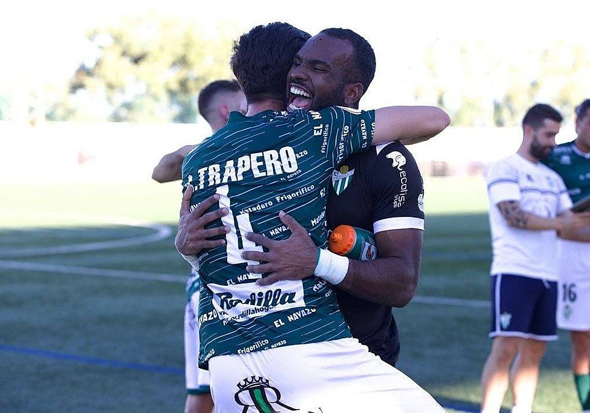 Johan Guzmán, con un compañero del Guijuelo