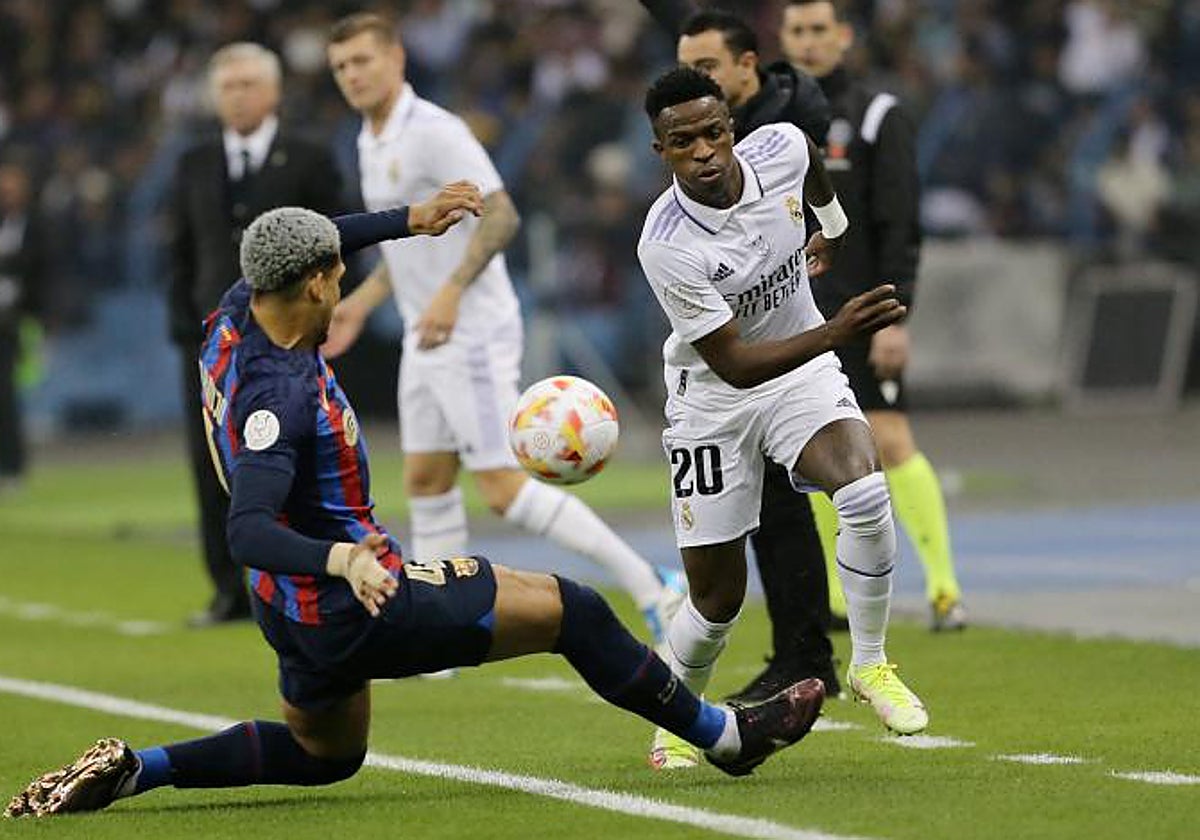 Araujo entra de forma desproporcionada a Vinucius en los primeros minutos de la final