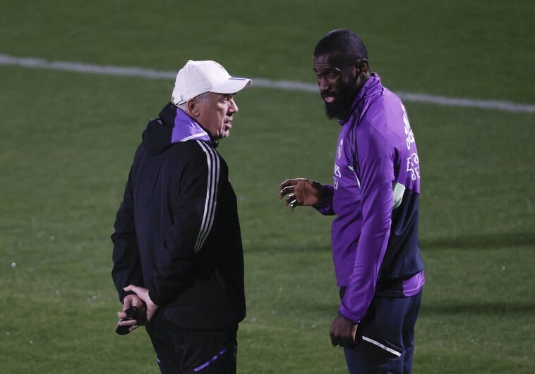 Ancelotti habla con Rudiger durante un entrenamiento