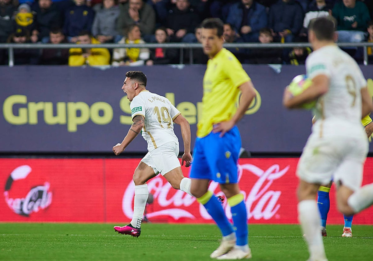 Los jugadores del Elche celebran su gol ante el Cádiz