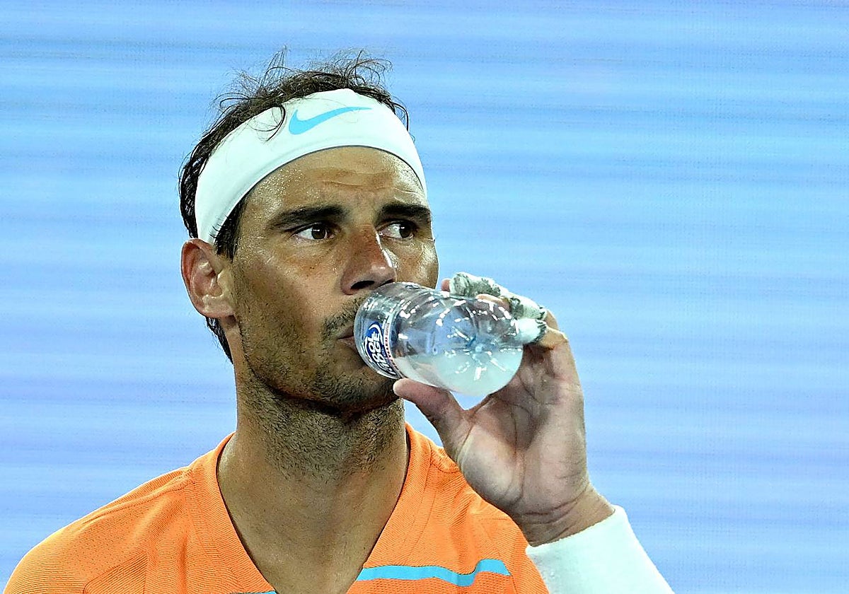 Nadal mira hacia su palco en un cambio de pista