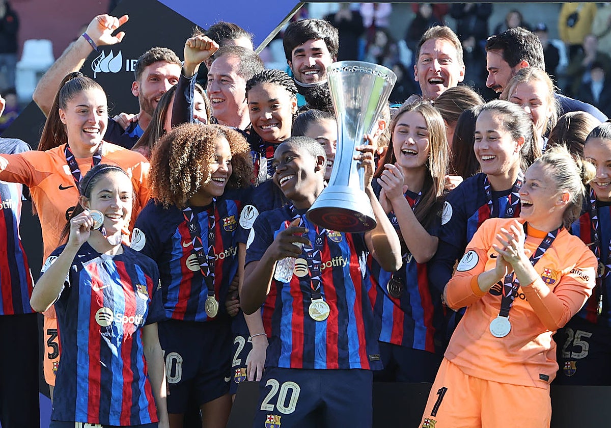 Las jugadoras del Barça, ya con sus medallas, presumen de trofeo