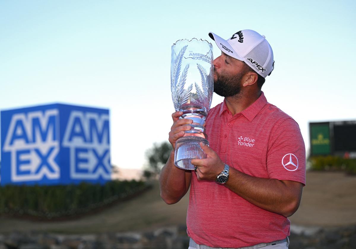 Jon Rahm besa el trofeo tras la ronda final del American Express de Golf