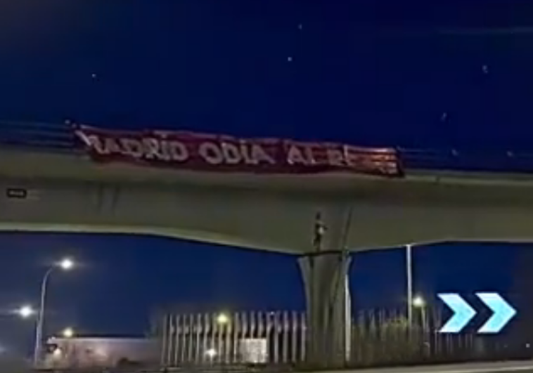 Aparece un muñeco de Vinícius colgado de un puente horas antes del derbi Real Madrid - Atlético