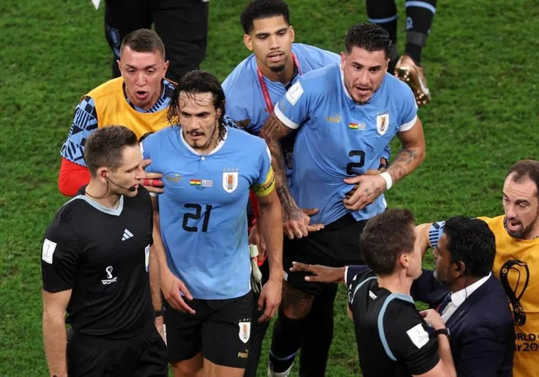 Giménez y Cavani respiran: el castigo de la FIFA por el Ghana-Uruguay, grave pero no ejemplarizante