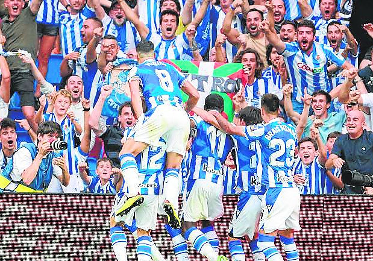 Los jugadores de la Real Sociedad celebran un gol con sus aficionados esta temporada