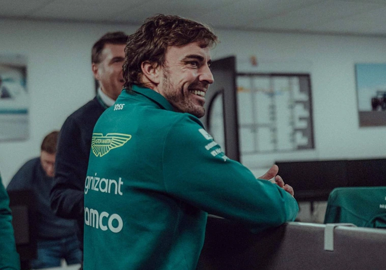Alonso ya sonríe en el cuartel general de Aston Martin