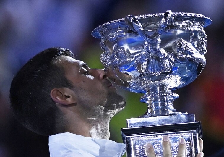 Un Djokovic superior logra su décima corona en Australia y alcanza los 22 Grand Slams de Nadal