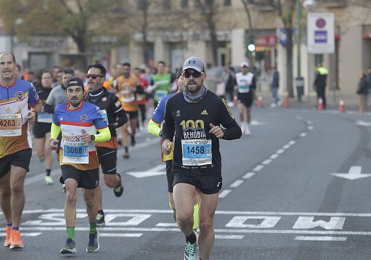 Corredores de la EDP Media Maratón por las calles de Sevilla