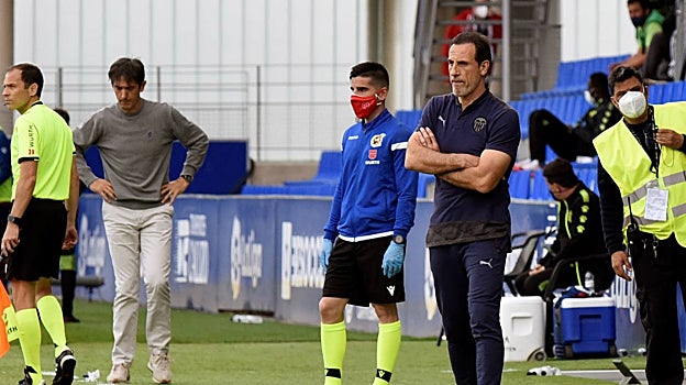 Imagen después - Voro asumió por primera vez el cargo en 2008 (arriba). Hoy, 15 años después, vuelve al banquillo che