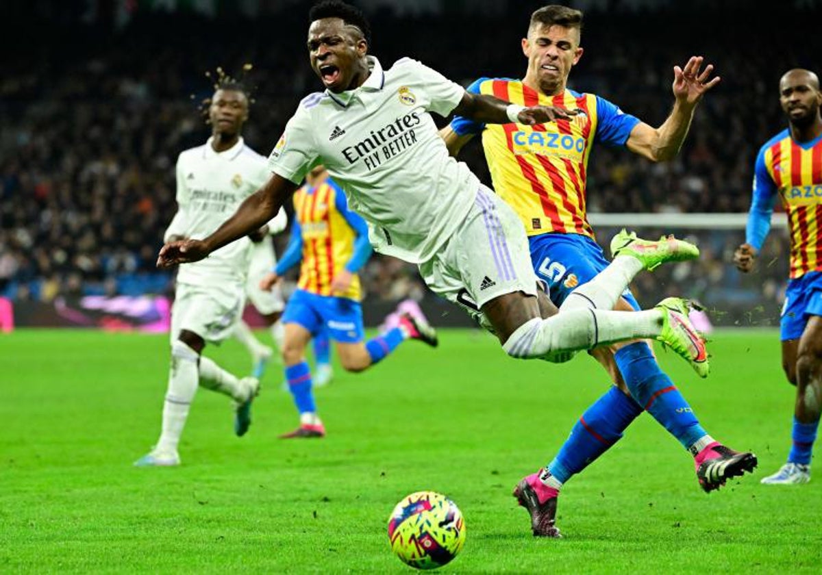 Gabriel Paulista golpea a Vinicius sin ninguna intención de jugar el balón