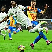 La salvaje entrada de Paulista a Vinicius merece, como mínimo, cuatro partidos de sanción