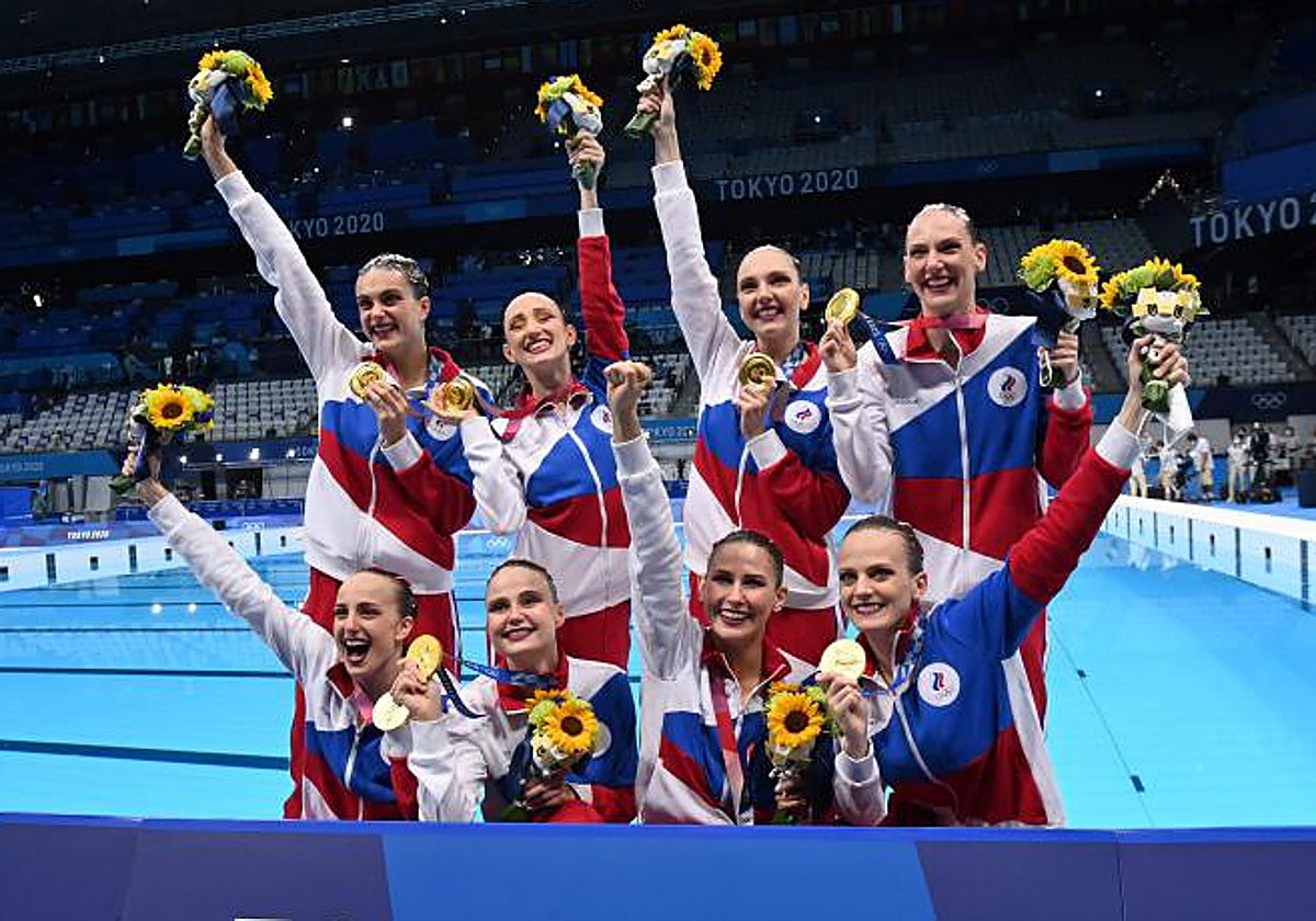 Atletas de natación sincronizada con la medalla de oro en los Juegos Olímpicos de Tokyo