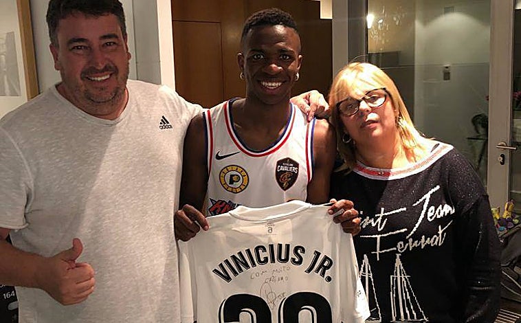 Imagen principal - Vinicius en el origen: un padre ejemplar, fútbol sala, malas notas, drogas acechando y cero racismo