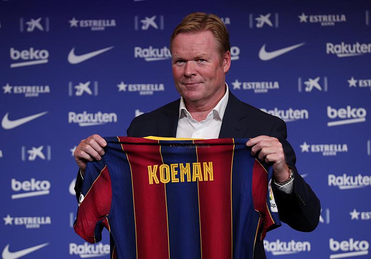 Ronald Koeman enseña una camiseta con su nombre durante su presentación con el Barcelona