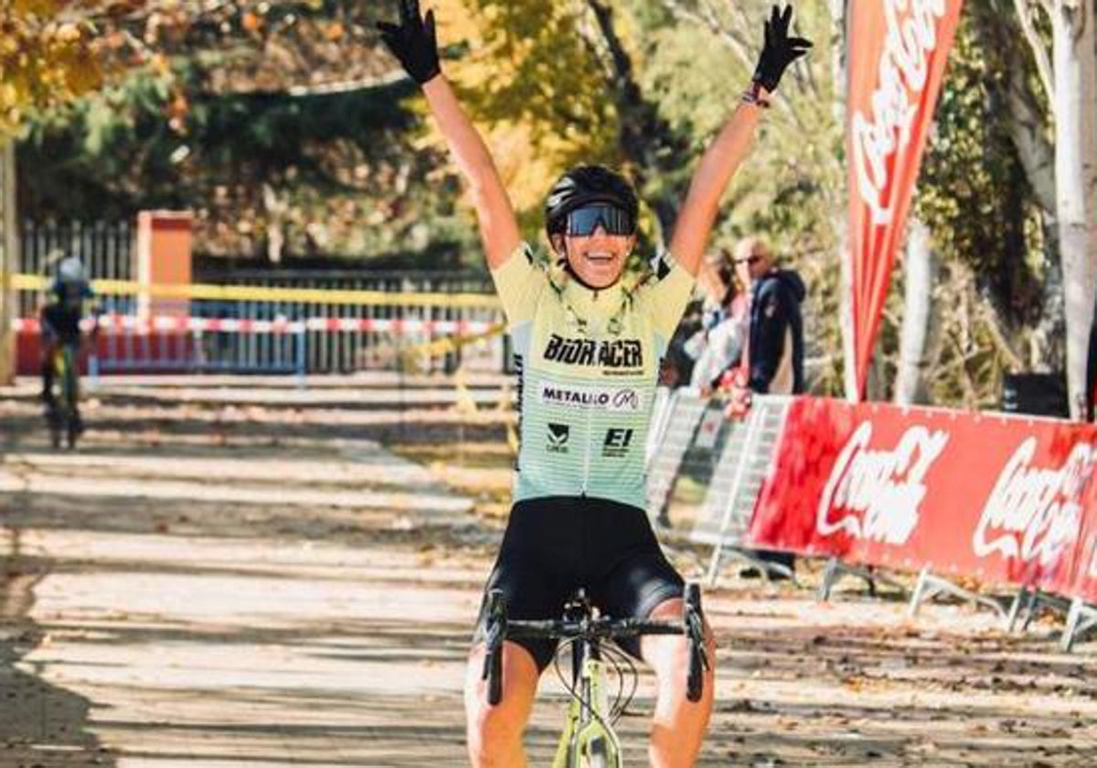 Estela Domínguez celebra una victoria con el equipo Elkar Kirolak