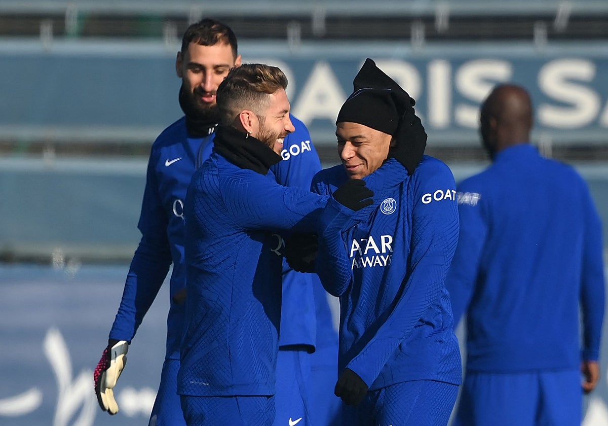 Sergio Ramos y Kylian Mbappé bromean en la víspera al encuentro ante el Bayern