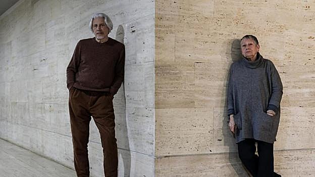 Sorokin y Ulítskaya posan en el interior de CCCB