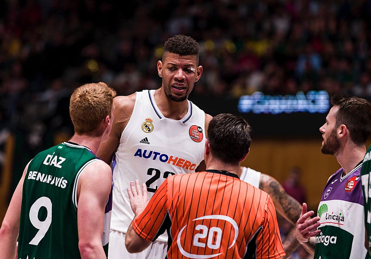 Tavares, con la ceja partida, durante el partido de semifinales