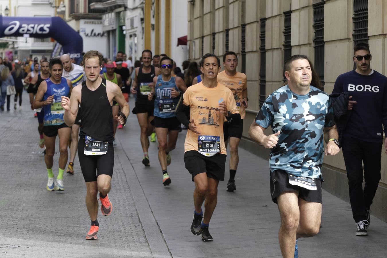 Participantes en el Zurich Maratón de Sevilla 2023