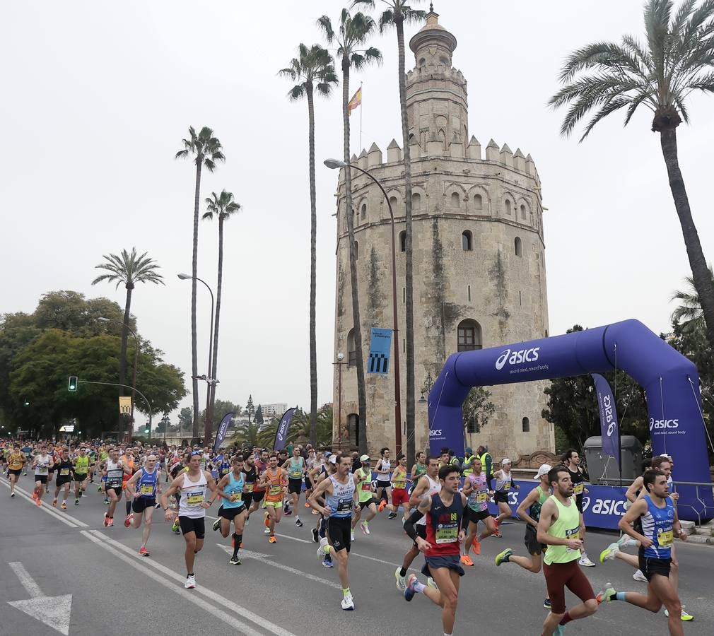 Participantes en el Maratón de Sevilla 2023