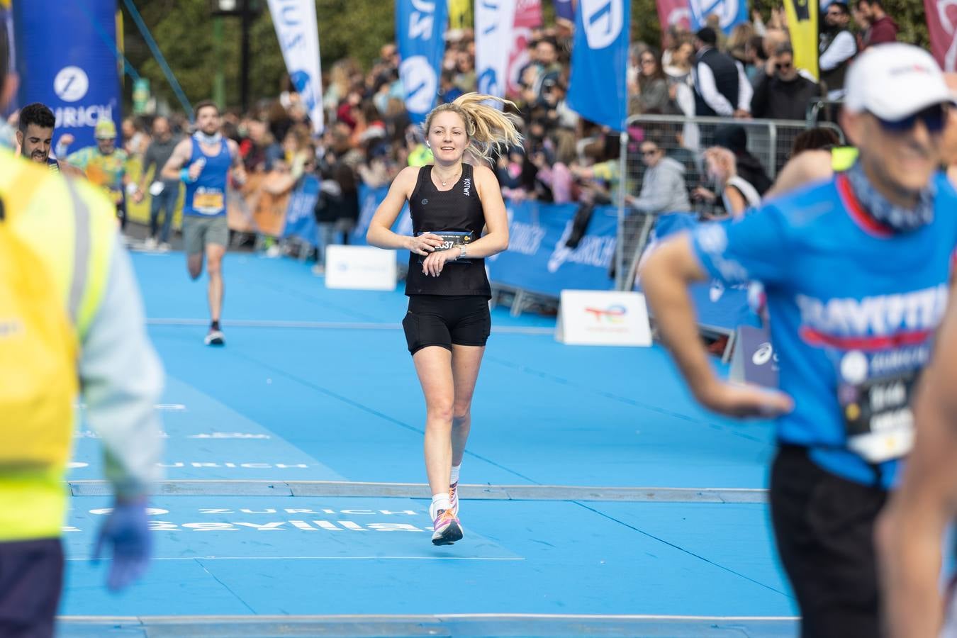 Diferentes momentos del Zurich Maratón Sevilla 2023