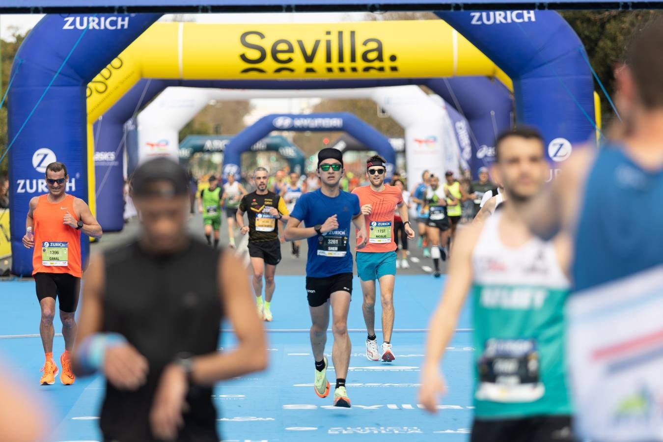 Diferentes momentos del Zurich Maratón de Sevilla 2023