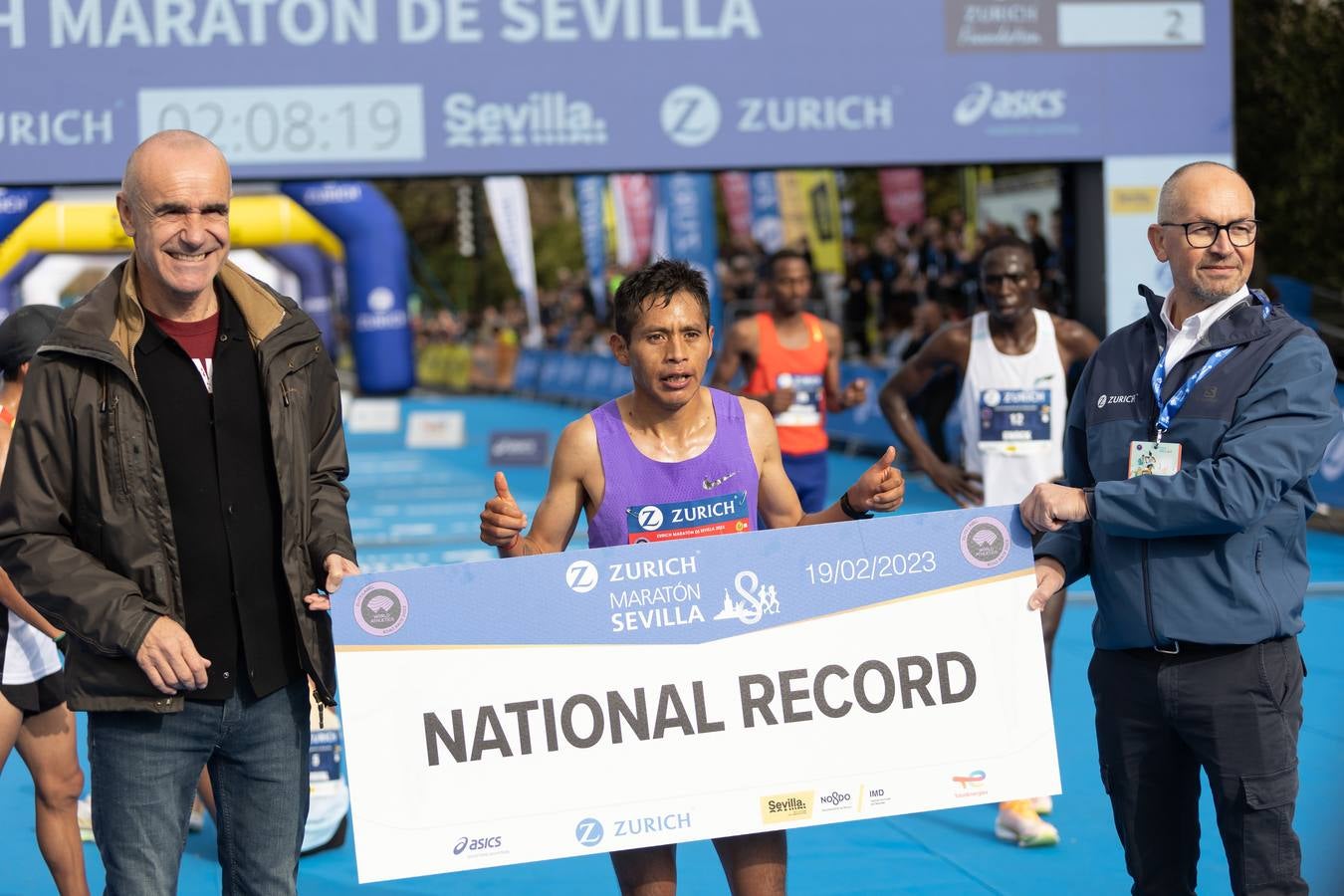 Diferentes momentos del Zurich Maratón de Sevilla 2023