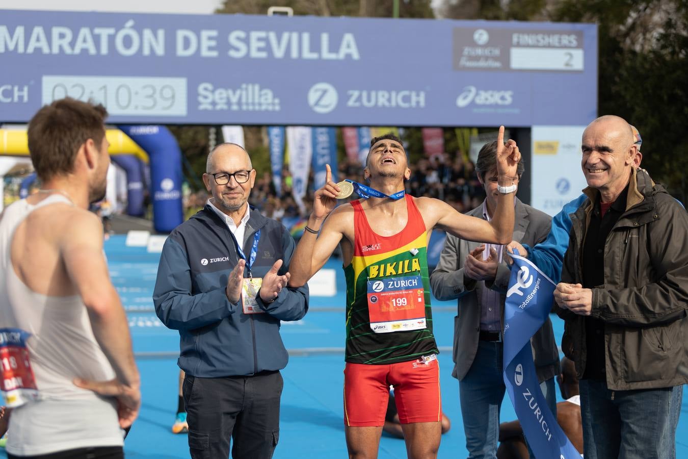 Diferentes momentos del Zurich Maratón de Sevilla 2023