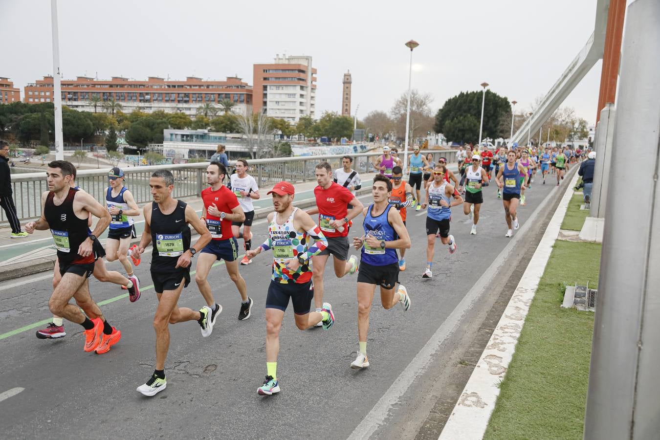 Participantes en el Maratón de Sevilla 2023