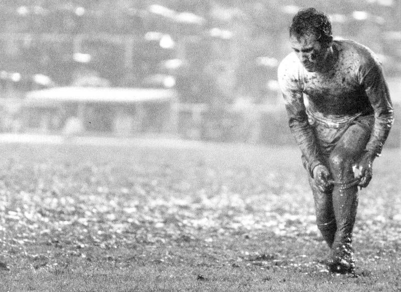 Amancio sufre las inclemencias del tiempo durante un partido