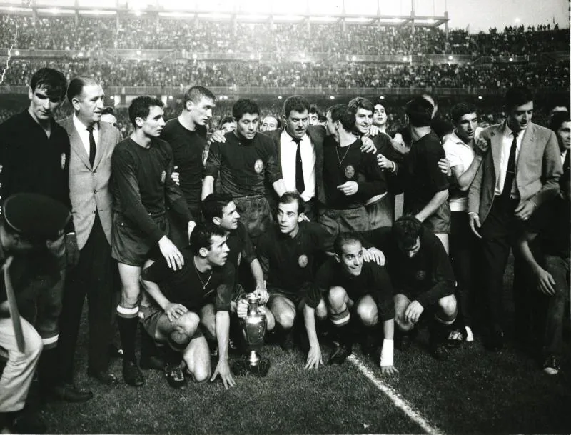 Amancio, primero por la izquierda en la fila de abajo, junto a sus compañeros de  selección, celebra la consecución de la Eurocopa de 1964 ante la URSS
