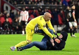Las imágenes de la agresión a Dmitrovic en el partido PSV-Sevilla