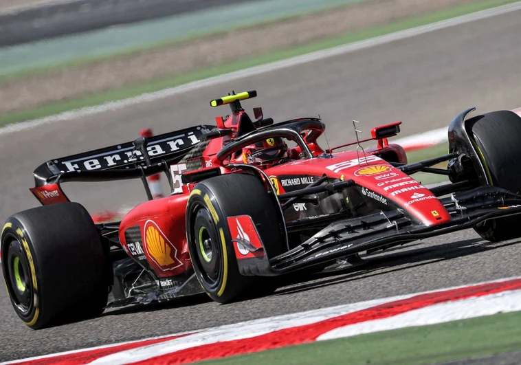 Sainz exprime el Ferrari, el mejor en la sesión matutina del viernes; Fernando Alonso, tercero