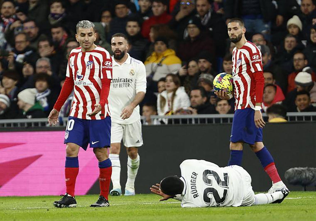 Correa observa a Rudiger en el suelo