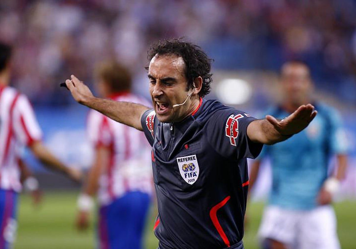 Iturralde González arbitra un partido cuando estaba en activo