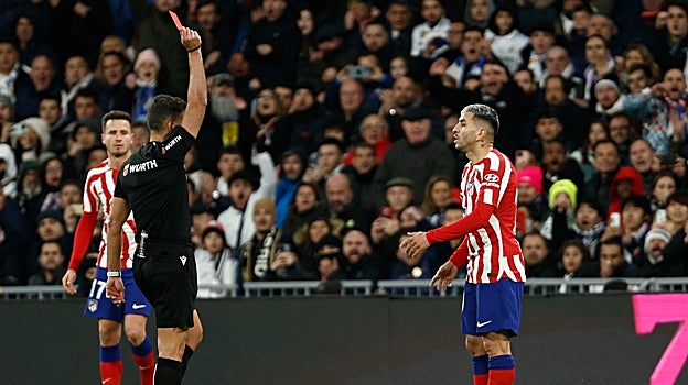 Gil Manzano muestra la roja a Correa