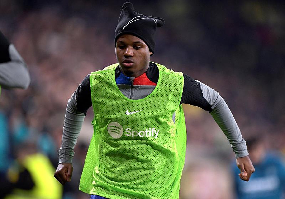 Ansu Fati calienta durante un partido