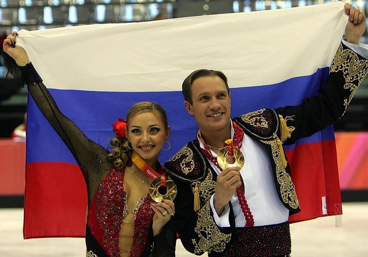 Roman Kostomarov junto a Tatiana Navka, con su medalla de oro en Turín