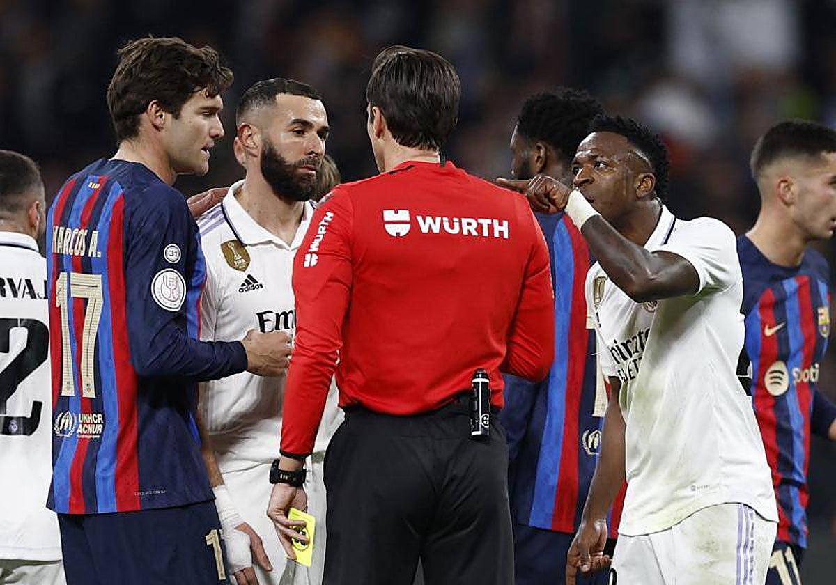 Vinicius protesta airadamente a Munuera