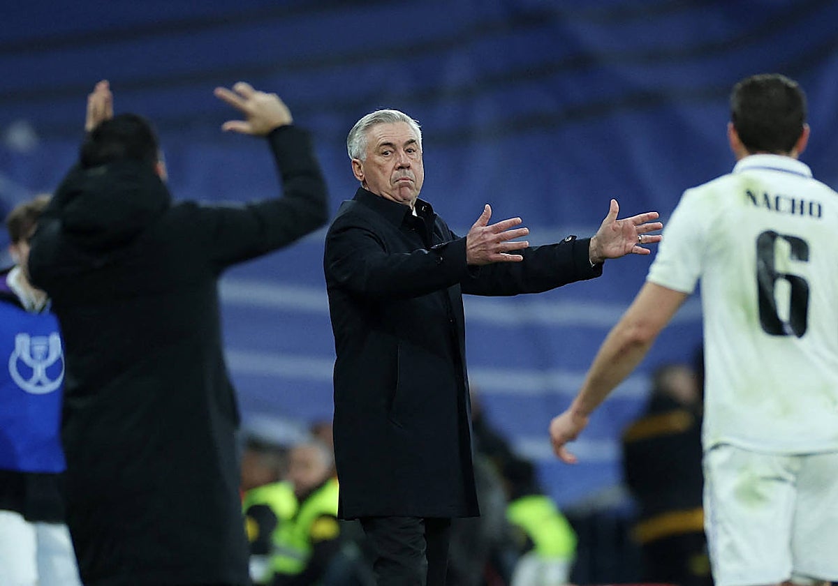 Ancelotti y Xavi gesticulan durante el partido
