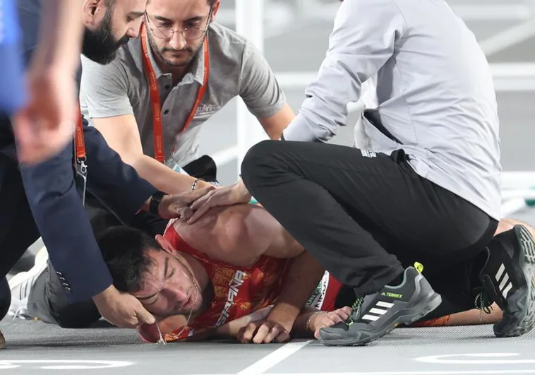 Enrique Llopis, evacuado en camilla tras golpearse en la cabeza en la final de 60 metros vallas