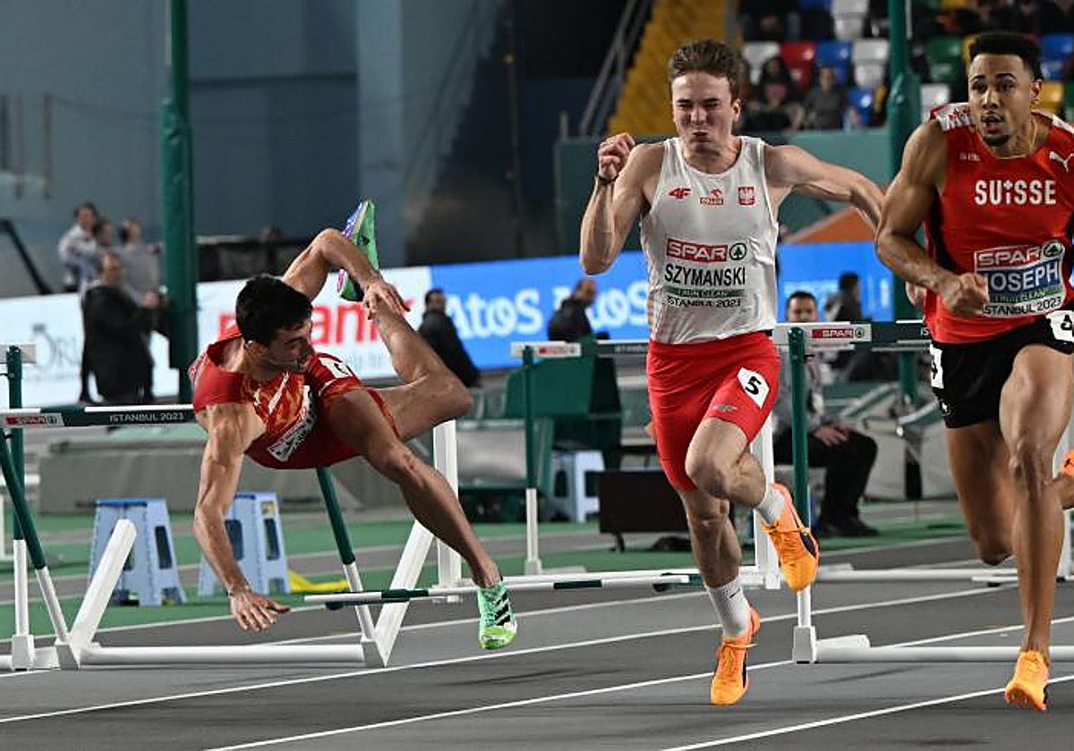El tropezón de Llopis durante la final de los 60 metros vallas